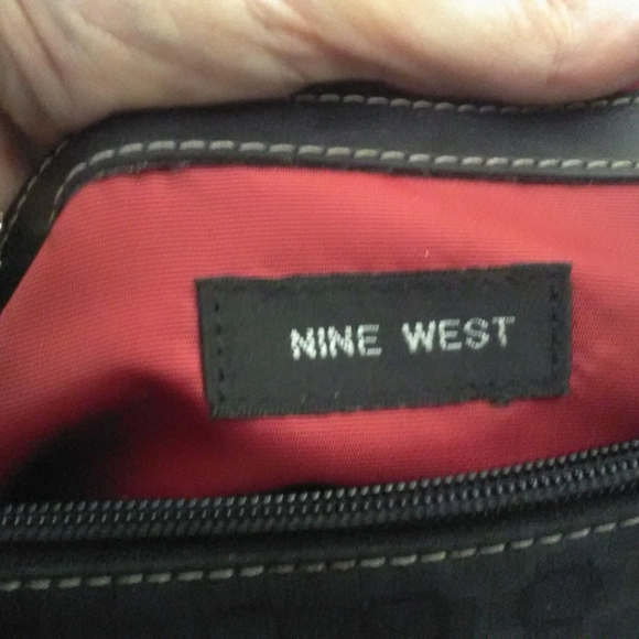 LIKE NEW NINE WEST LARGE SHOULDER BAG BLACK W/ GEOMETRIC DESIGNS UNIQUE POCKETS - Picture 5 of 9
